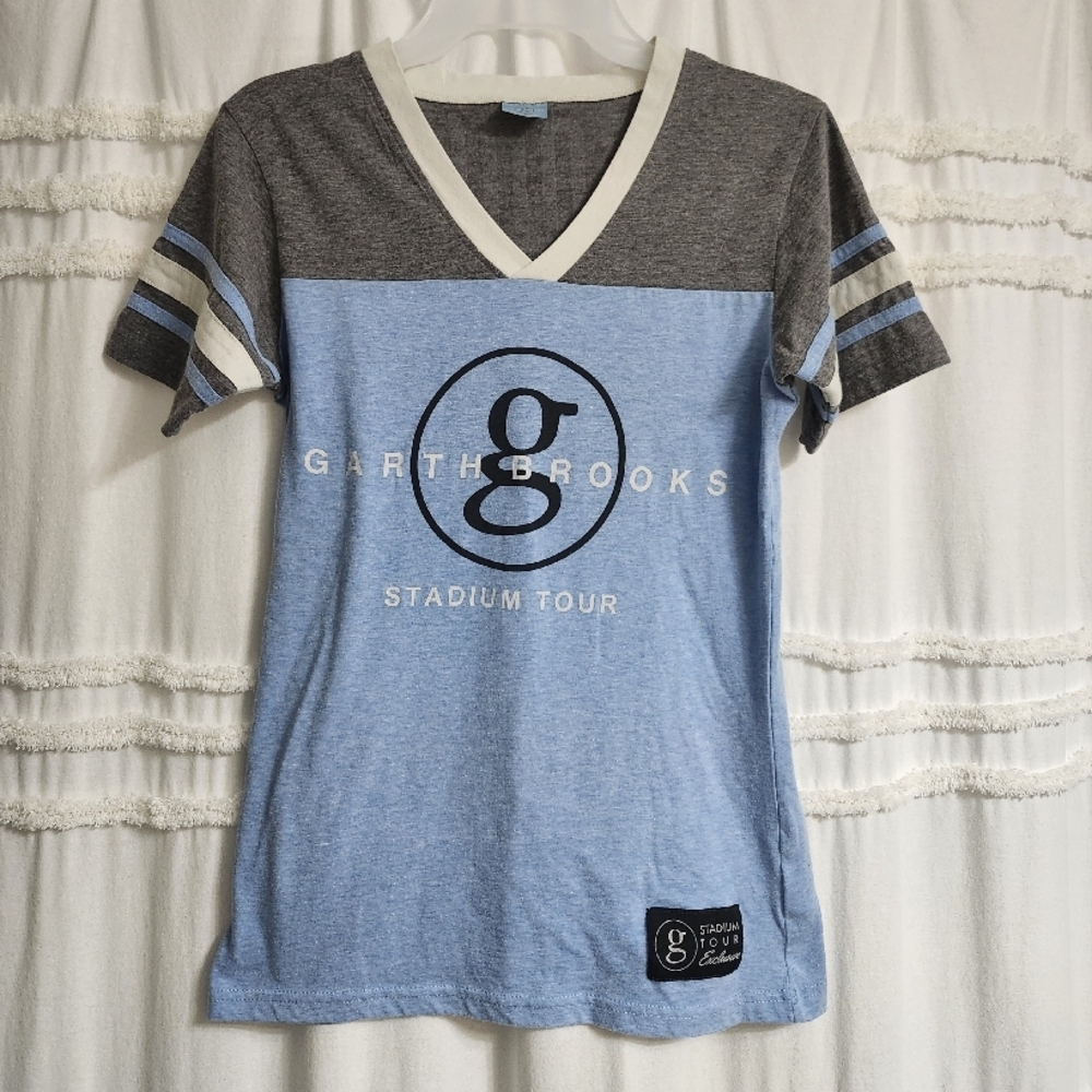 Garth Brooks Stadium Tour V-Neck T-Shirt Size small Collector's item.